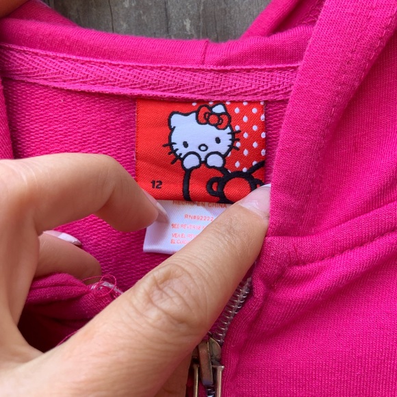 A hello kitty sweater - Picture 3 of 5